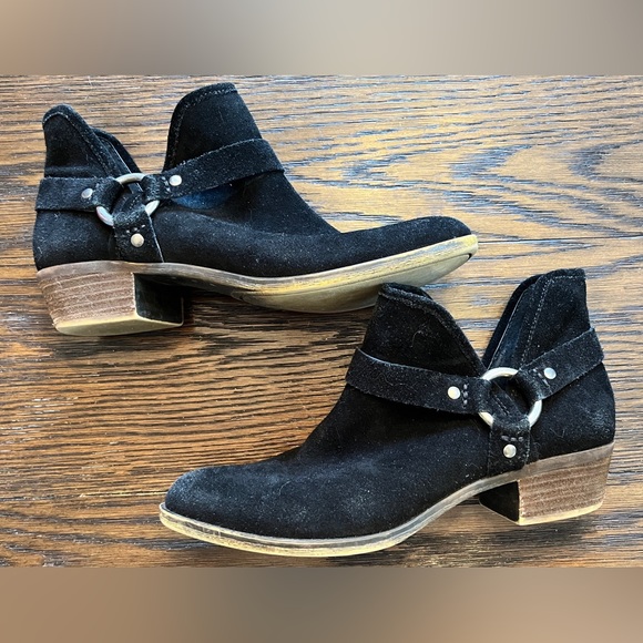 Lucky brand black Bashira ankle boots with cut out and block heel. Size 8M - Picture 4 of 9